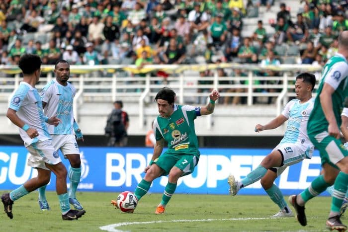 hasil_super_league_persebaya_vs_psbs_brace_raickovic_dan_rivera_bikin_badai_pasifik_degradasi_ke_championship