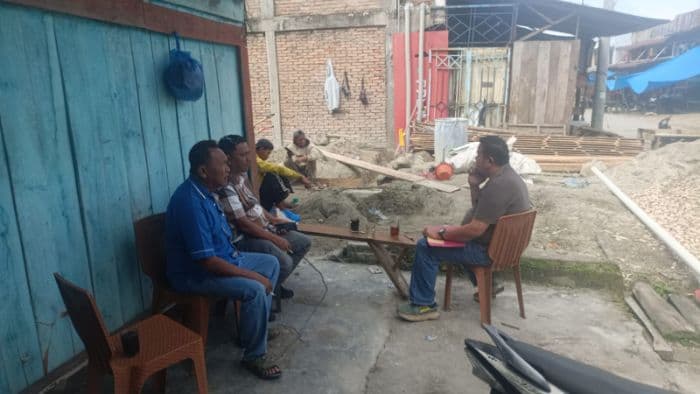 pembangunan_ruko_di_jalan_umum_siborongborong_dihentikan_camat_turun_langsung