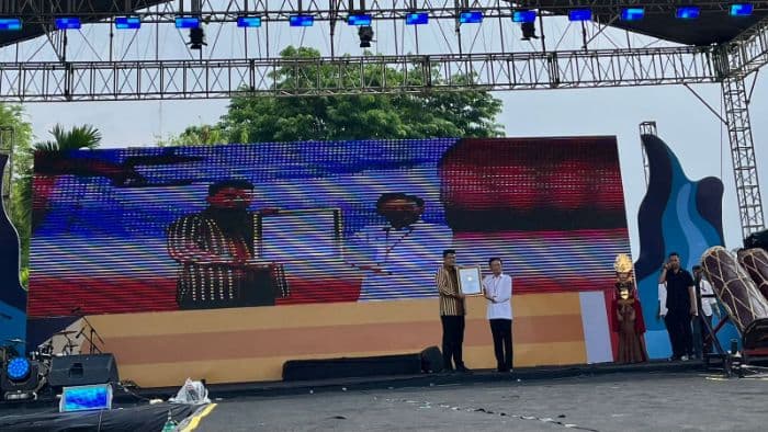 sumut_pecahkan_rekor_muri_lukisan_1000_meter_di_momentum_hardiknas_2026