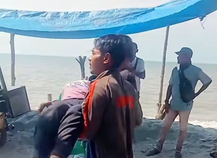 tak_indahkan_peringatan_seorang_irt_nyaris_diterjang_ombak_di_pantai_sujono_batu_bara