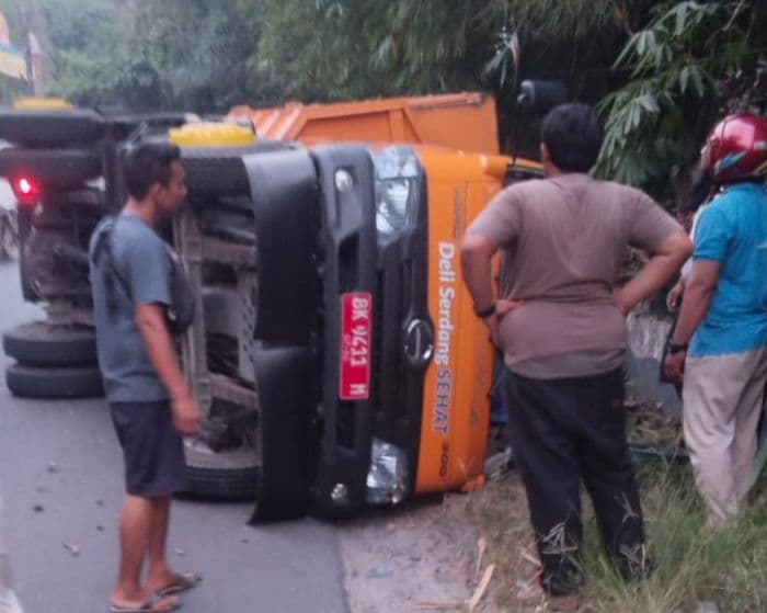 truk_sampah_deli_serdang_terguling_di_tanjakan_diduga_sopir_ngebut