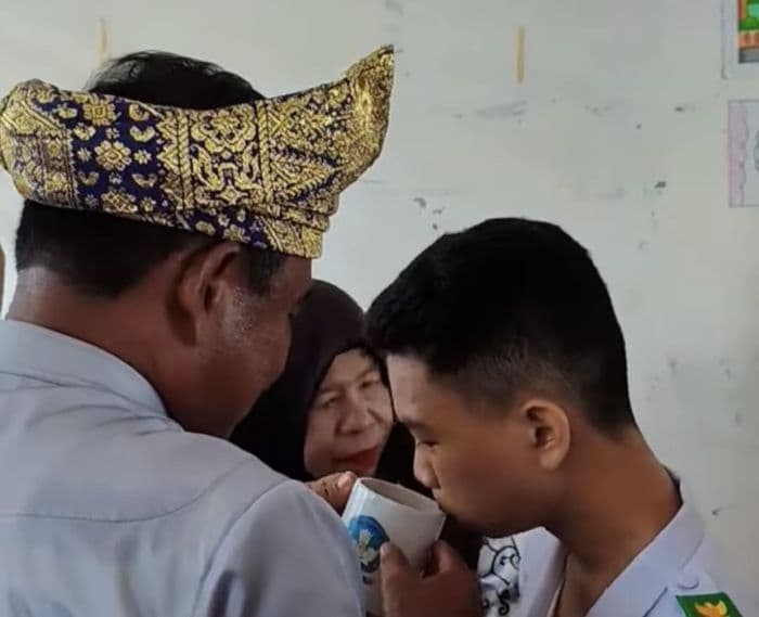 wali_kota_amir_hamzah_tinjau_siswa_pingsan_usai_upacara_hardiknas_di_smpn_9_binjai