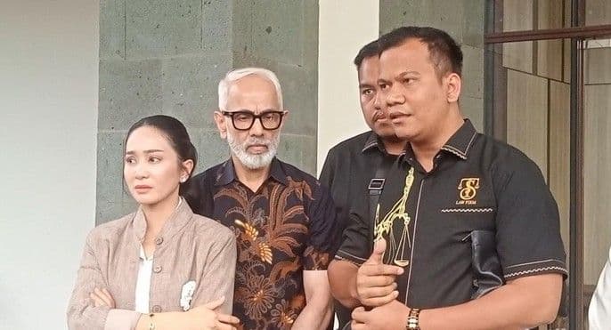 bunga_zainal_dan_suami_ribut_besar_imbas_kasus_penipuan_miliaran