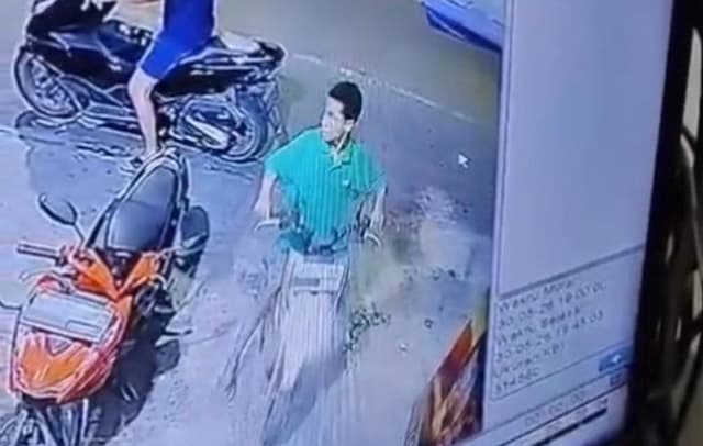 lupa_cabut_kunci_motor_pedagang_yang_sedang_belanja_di_toko_kelontong_dimaling_