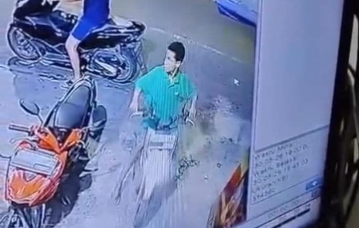 lupa_cabut_kunci_motor_pedagang_yang_sedang_belanja_di_toko_kelontong_dimaling_
