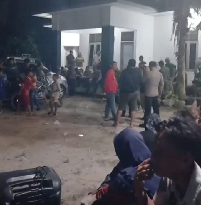 massa_datangi_kantor_camat_bangun_purba_tuntut_netralitas_aparatur_di_pilkades_pergoroan
