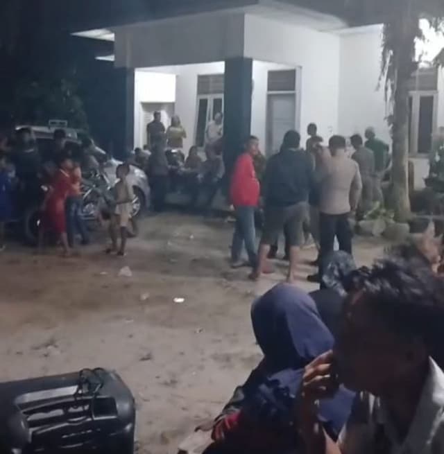 massa_datangi_kantor_camat_bangun_purba_tuntut_netralitas_aparatur_di_pilkades_pergoroan
