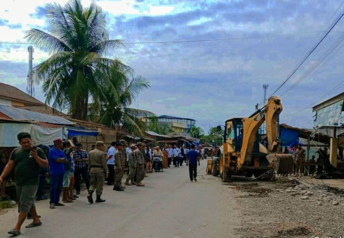 60_lapak_liar_di_pasar_tanjung_pura_dibongkar_paksa_ini_alasannya