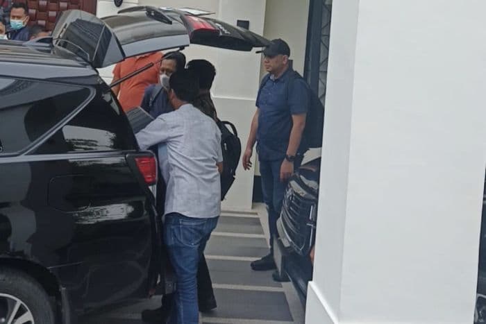 tujuh_jam_geledah_rumah_topan_ginting_kpk_boyong_sejumlah_koper_dan_kardus