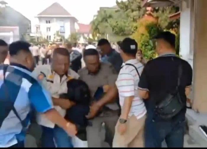 bkd_dprd_siantar_akan_periksa_pelapor_dugaan_pemukulan_oleh_robin_manurung