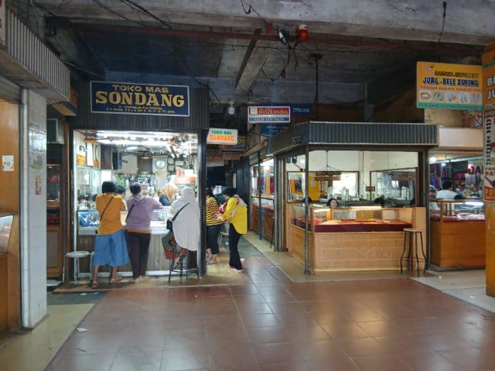 harga_emas_turun_warga_siantar_ramairamai_jual_untuk_biaya_sekolah