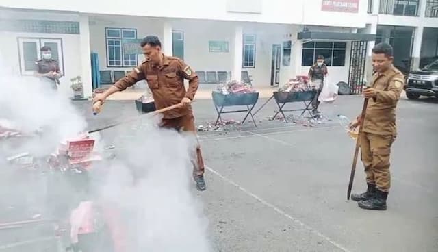 kejari_sibolga_musnahkan_ribuan_gram_narkotika_dan_rokok_ilegal