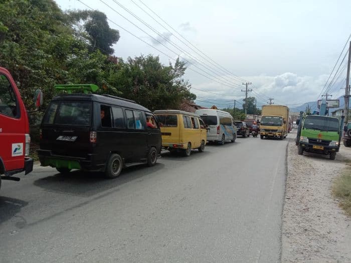 parkir_sembarangan_di_pasar_porsea_picu_macet_parah_2_km