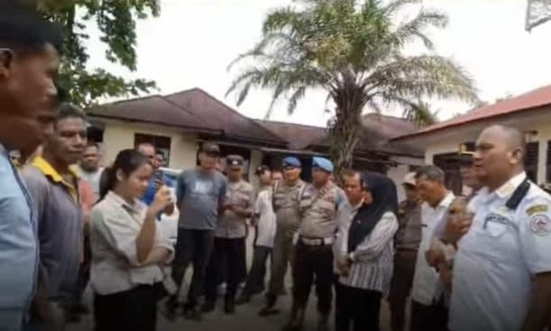 warga_pertanyakan_pencopotan_pj_kades_tapian_nauli_i_camat_kurang_koordinasi