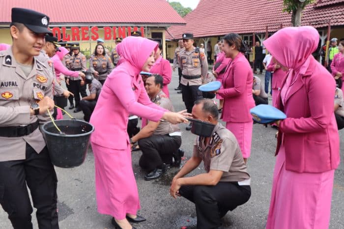 54_personel_polres_binjai_naik_pangkat_kapolres_jadikan_motivasi_tingkatkan_pengabdian