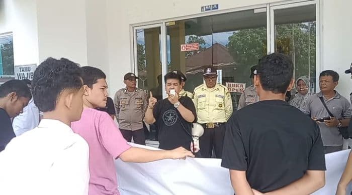 mahasiswa_gruduk_kantor_pln_rayon_sibuhuan