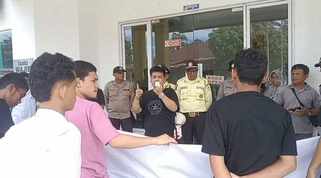 mahasiswa_gruduk_kantor_pln_rayon_sibuhuan