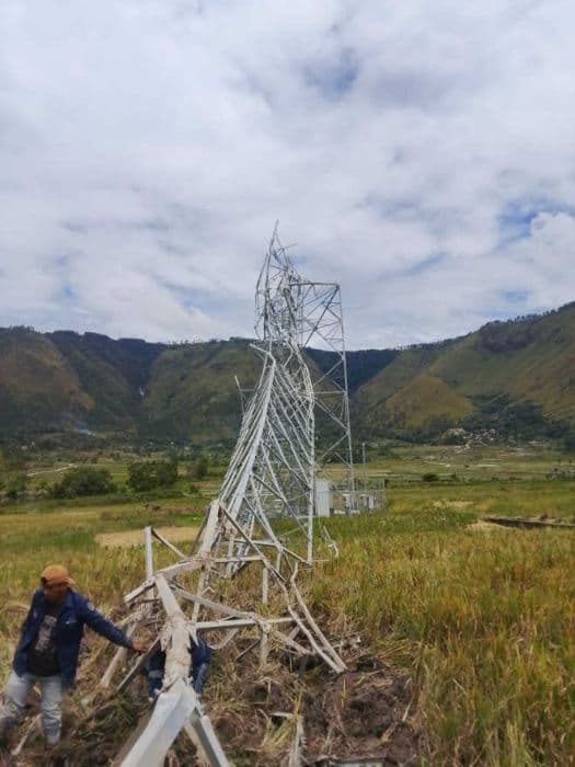 tower_indosat_di_samosir_patah_diterjang_angin_kencang_layanan_komunikasi_terganggu