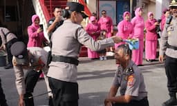 tradisi_mandi_kembang_warnai_kenaikan_pangkat_33_personel_polres_pematangsiantar