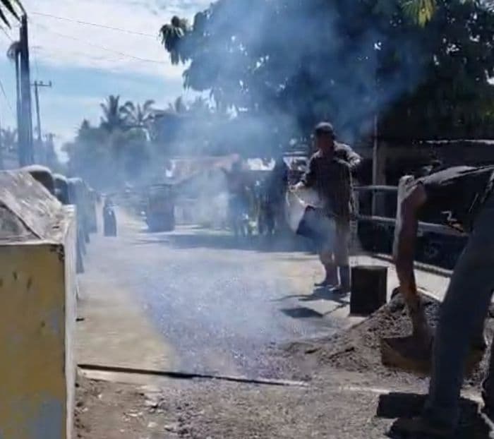 warga_desa_padang_brahrang_gotong_royong_perbaiki_jalan_rusak