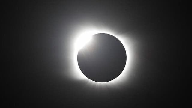 fakta_gerhana_matahari_total_2_agustus_2025_hoax_ini_penjelasan_nasa_dan_brin_