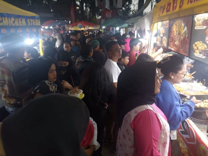 jelang_penutupan_festival_bunga_dan_buah_di_karo_dipadati_pasangan_mudamudi