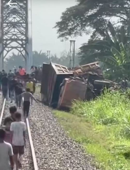 ka_putri_deli_tabrak_dump_truk_di_perlintasan_perbaungan_sopir_meninggal_dunia