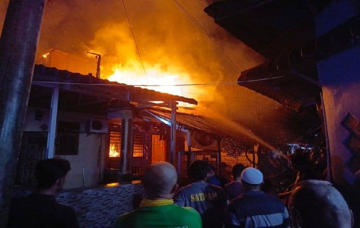 kebakaran_hanguskan_rumah_warga_di_pemukiman_padat_penduduk_binjai