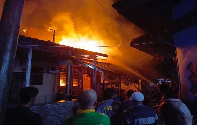 kebakaran_hanguskan_rumah_warga_di_pemukiman_padat_penduduk_binjai