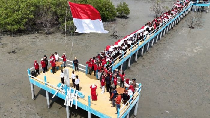 kirab_merdeka_awali_peringatan_hut_ke81_ri_di_asahan_merah_putih_berkibar_di_pesisir_mangrove