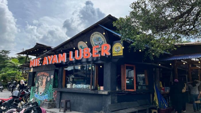mie_ayam_luber_berastagi_viral_topping_ayam_melimpah_dibanderol_rp35_ribu