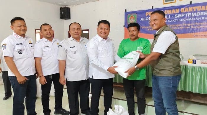 262_kk_di_bandar_pulau_asahan_terima_bantuan_beras_wabup_tegaskan_tanpa_potongan