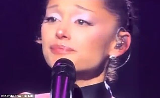 ariana_grande_menangis_di_konser_terakhir_sebelum_hiatus