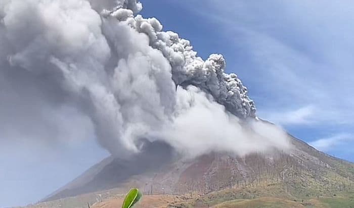 bmkg_debu_erupsi_gunung_sinabung_belum_pengaruhi_cuaca_di_kota_medan_