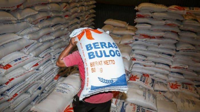 bulog_siapkan_300_ribu_ton_beras_premium_untuk_tekan_harga