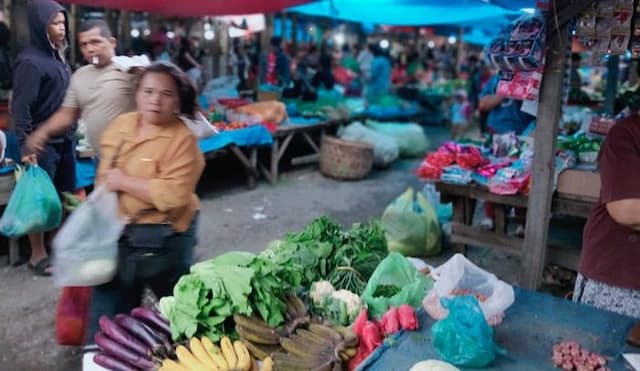 cabai_merah_naik_rp8000_harga_bahan_pokok_berfluktuasi_di_pasar_pangururan_