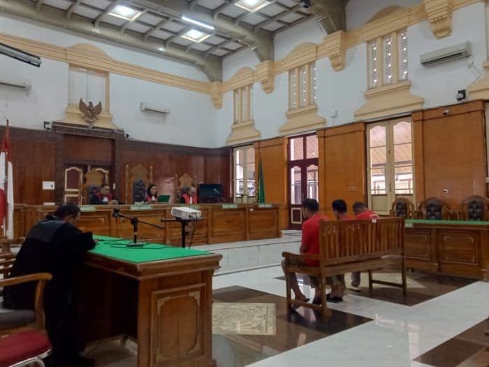 dituntut_15_tahun_tiga_terdakwa_perdagangan_sisik_trenggiling_divonis_1_tahun