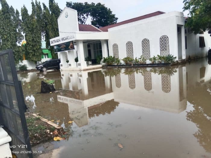hujan_deras_kantor_kejari_padang_lawas_tergenang_air