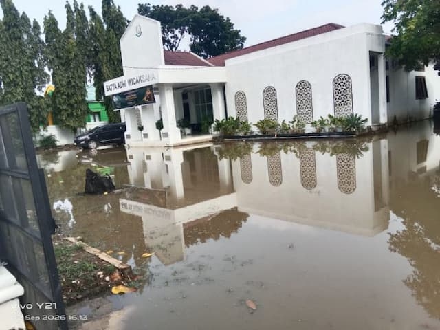 hujan_deras_kantor_kejari_padang_lawas_tergenang_air