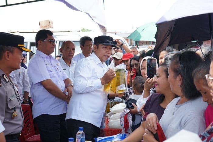 jaga_stabilitas_harga_bupati_taput_buka_gerakan_pangan_murah_di_pasar_tarutung_