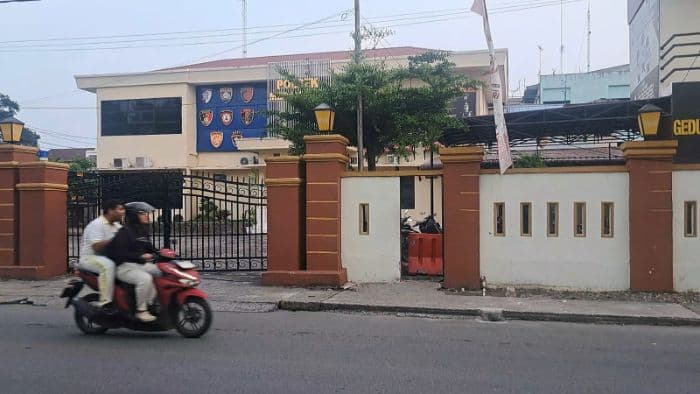 polisi_periksa_benda_mirip_senpi_yang_dibawa_debt_collector_di_jalan_wahid_hasyim