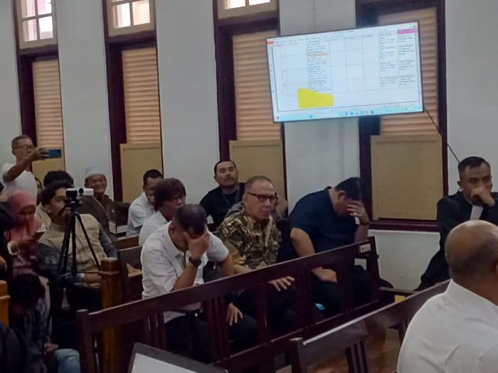 eks_kapolres_tapsel_dan_plt_bappelitbang_sumut_pegang_dahi_saat_rasuli_diperiksa_di_sidang_tipikor