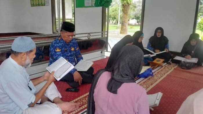 lansia_di_panti_jompo_binjai_tekun_perbaiki_bacaan_alquran_didampingi_penyuluh_agama