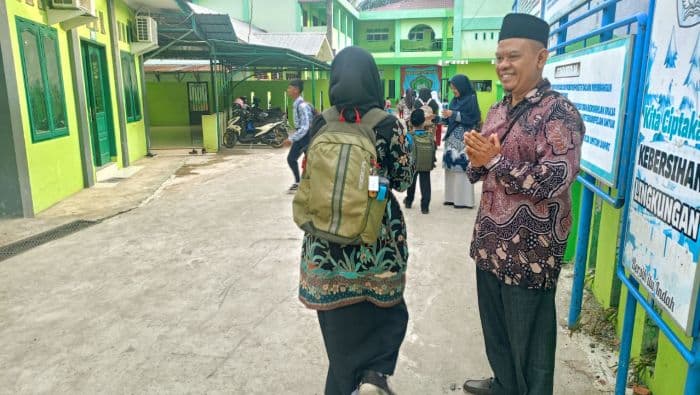 siswa_di_langkat_antusias_pakai_batik_ke_sekolah_hari_ini