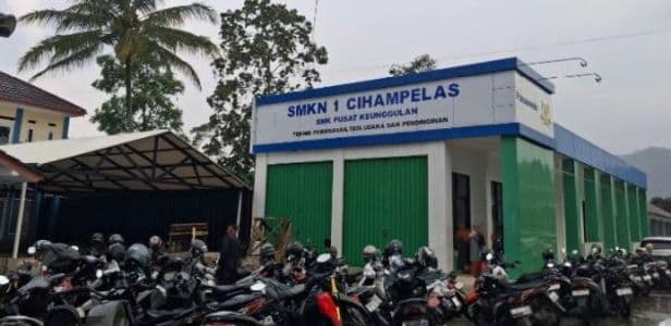 siswi_smkn_1_cihampelas_meninggal_dikaitkan_dengan_kasus_keracunan_mbg