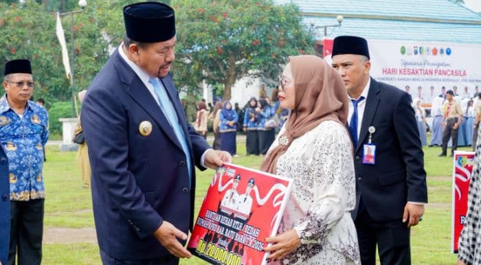 bupati_batu_bara_serahkan_425_paket_bantuan_bedah_rumah_dan_korban_bencana