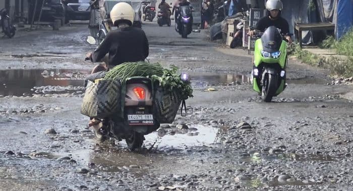 jalan_wahidin_binjai_rusak_parah_perbaikan_molor_karena_tender_ulang
