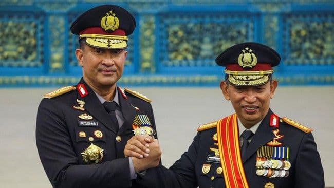 listyo_sigit_resmi_serahkan_panji_tribrata_kepada_kapolri_suyudi
