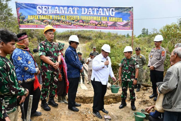 pemkab_samosir_bersama_tni_dan_kementan_bangun_20_jembatan_dan_irigasi_untuk_680_hektare_lahan