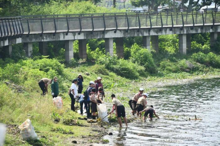 ratusan_anggota_pramuka_kwarcab_samosir_bersihkan_danau_toba
